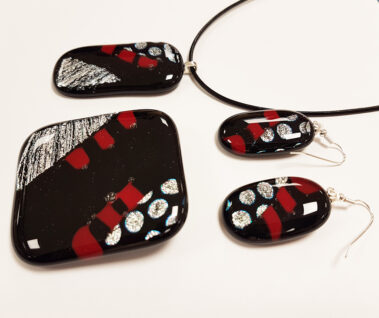 Dicroidklaasist ehted_Qpeale