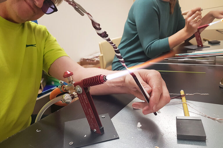 leekpõletiga triibulise pulga tõmbamine_Qpeale_960pix leekpõleti klaasi töötuba_Qpeale