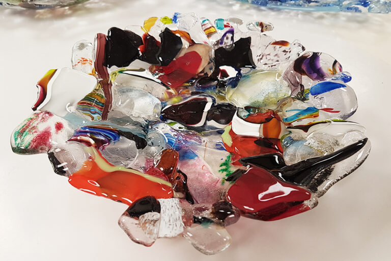 Qpeale töötuba_tükkidest vaagen_juba sulatatud_2 klaasitükkidest vaagen_Qpeale töötuba