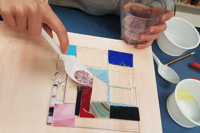 Qpeale kunstiring_tahvelklaas ja purud_4 laste kunstiring Kiilis_Qpeale