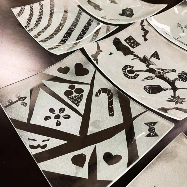 Qpeale klaasistuudio töötuba_Liivapritsiga söövitatud taldrik_R