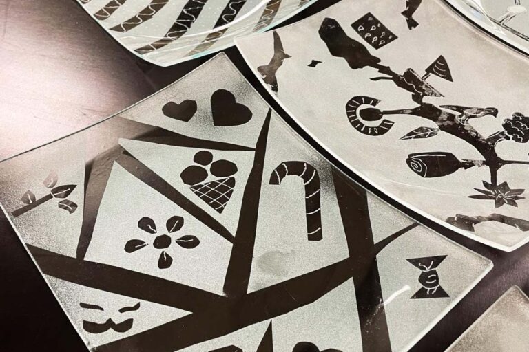 Qpeale klaasistuudio töötuba_Liivapritsiga söövitatud taldrik_R Qpeale klaasistuudio töötuba_Liivapritsiga söövitatud taldrik_R