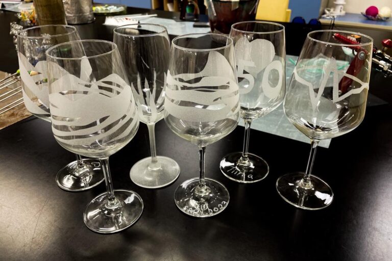 Klaasistuudio Qpeale töötuba_liivsöövitusega veinipokaalid Klaasistuudio Qpeale töötuba_liivsöövitusega veinipokaalid