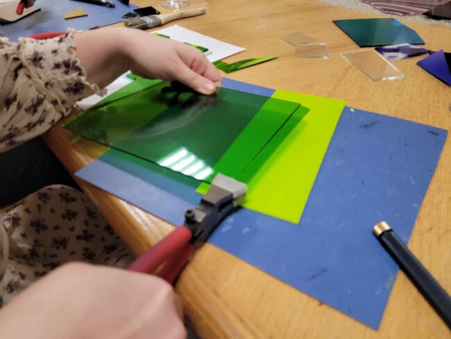 Qpeale klaasistuudio töötuba Viimsi sulatusklaasist taldrik tüdrukuteõhtu