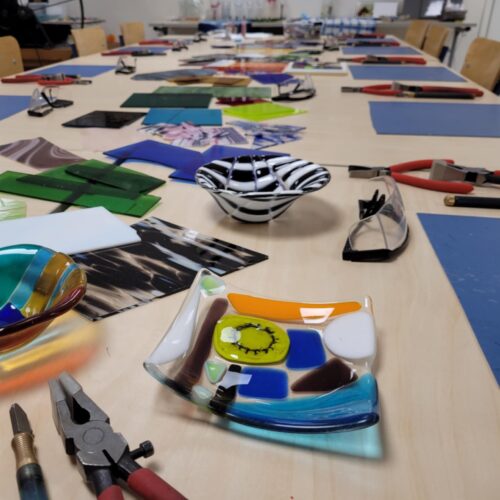 Qpeale klaasistuudio töötuba laste sünnipäev sulatusklaasist taldrikud